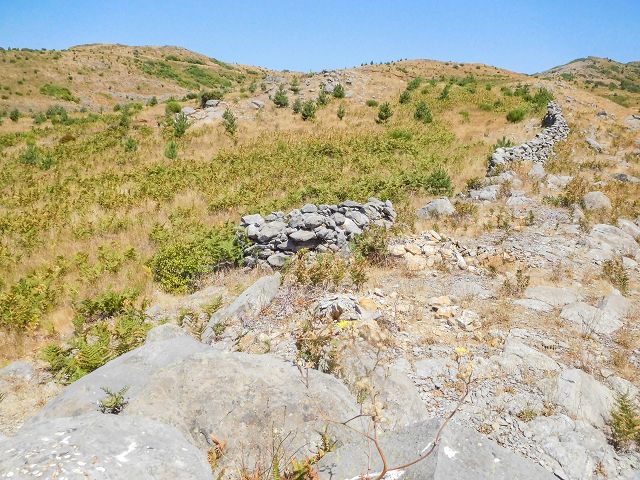 14 August 2017 Levada do Pico do Curral and da Serra de Santo António — Through rough ground along the levada traces to the Madre — photo 2