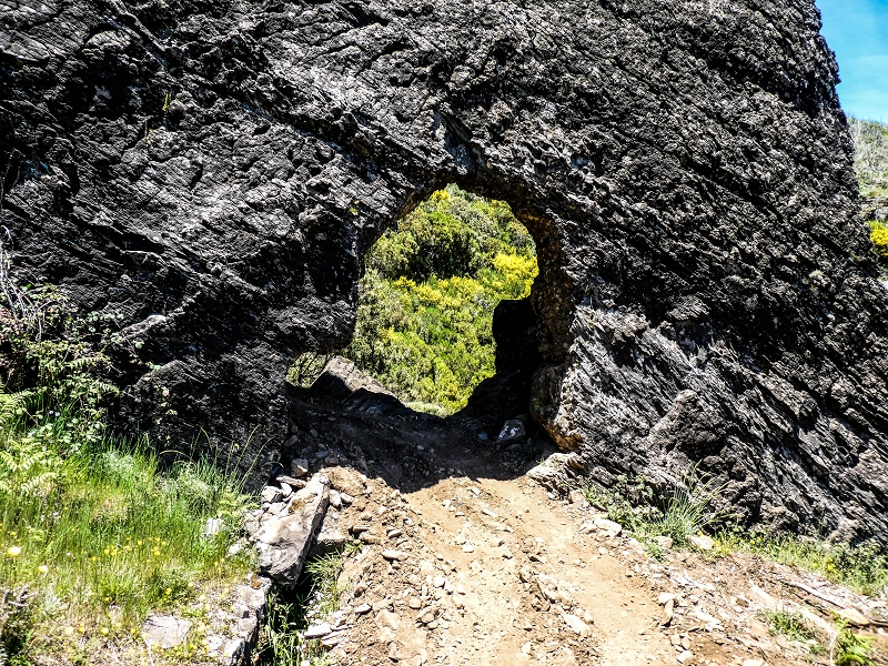 15.05.2019 Das Felsentor an der Levada do Lombo do Mouro — Auf dem Beginn der Levada do Lombo do Mouro — Foto 13