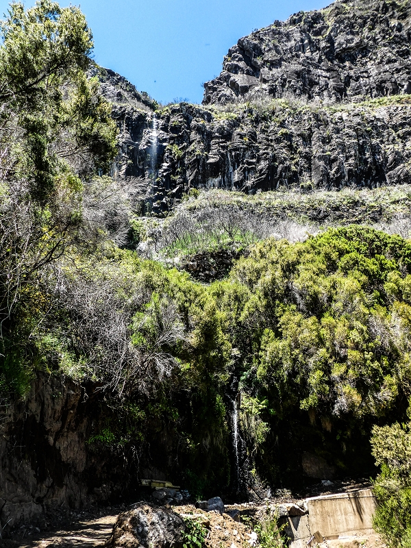 15.05.2019 Das Felsentor an der Levada do Lombo do Mouro — Auf dem Beginn der Levada do Lombo do Mouro — Foto 15