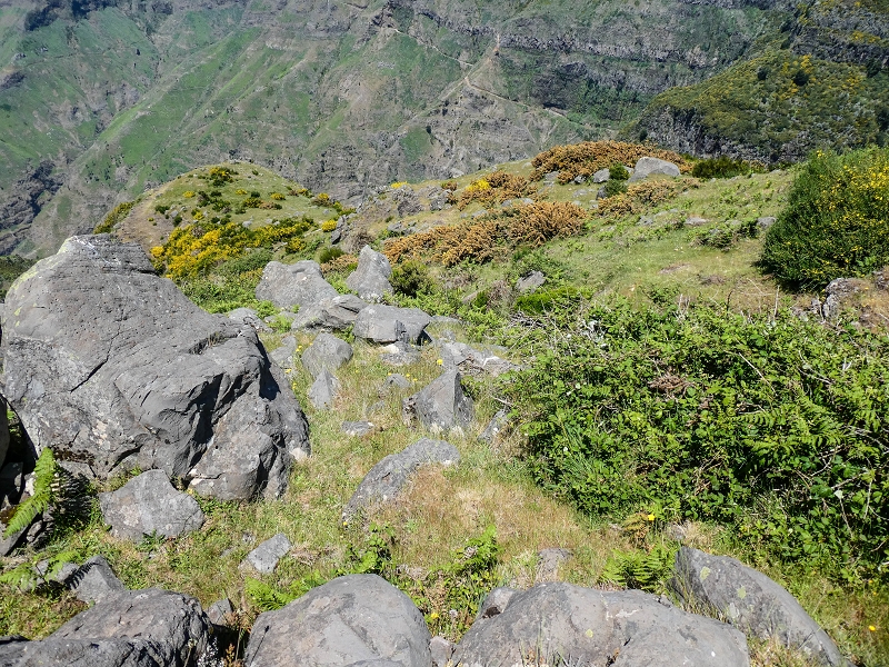15.05.2019 Endlich mal zum Stonehenge, mit weiteren Levadaerforschungen — Auf dem Weg und der Levadinha zur Levada da Serra — Foto 21
