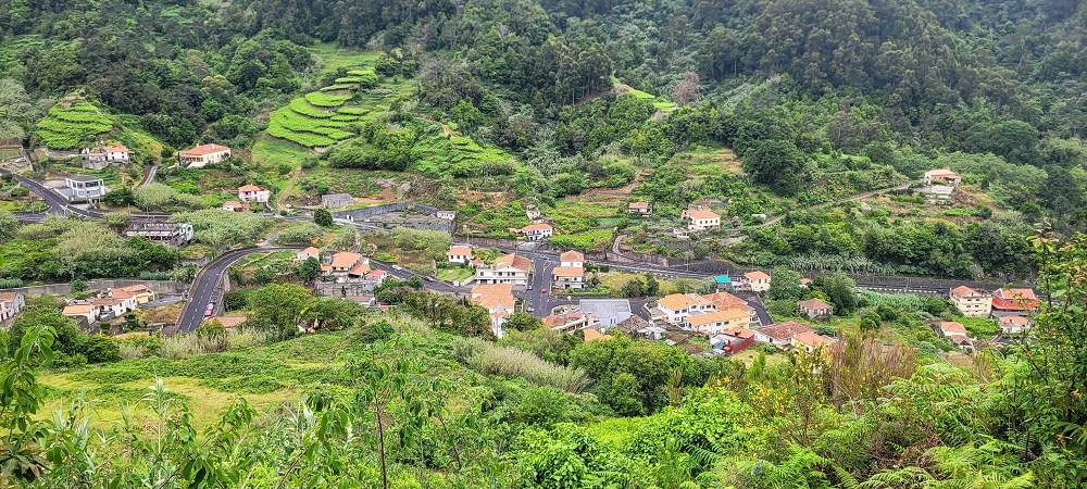 Levada da Achada do Beirão — Weiter auf schmalen Mäuerchen und durch grüne Felder — Foto 15