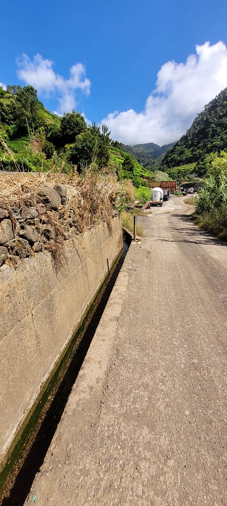 Levada dos Cardais — The first metres through the rubbish tip — photo 8