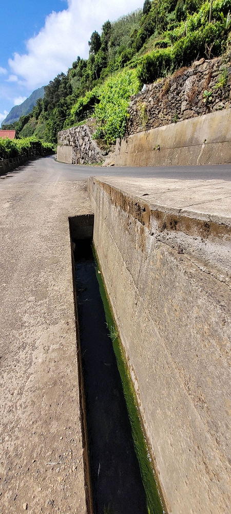 Levada dos Cardais — The first metres through the rubbish tip — photo 9