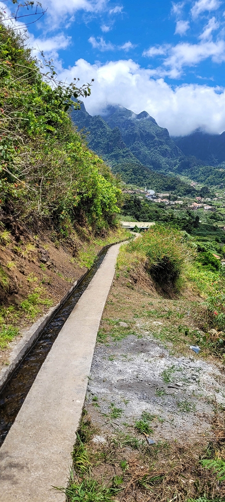 Levada dos Cardais — On towards the Miradouro dos Cardais — photo 1
