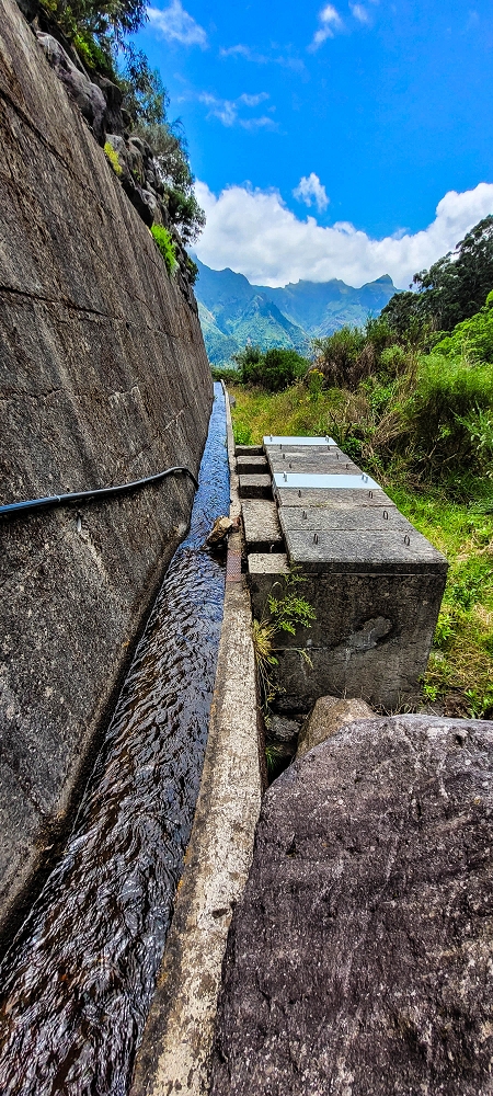 Levada da Fajã das Éguas — The first metres under the wall — photo 2