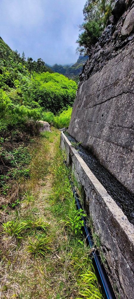 Levada da Fajã das Éguas — The first metres under the wall — photo 1