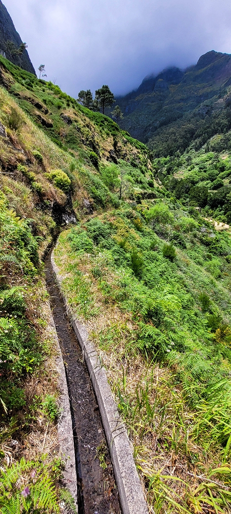 Levada da Pedreira — Com vista vale abaixo — foto 19