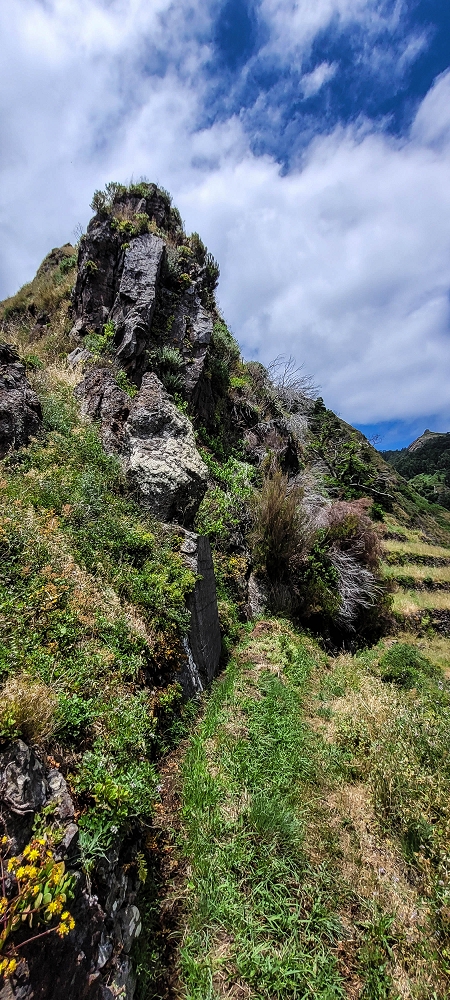 Levada da Pedreira — A cascata e depois pelo corte no terreno até à bacia de armazenamento — foto 2