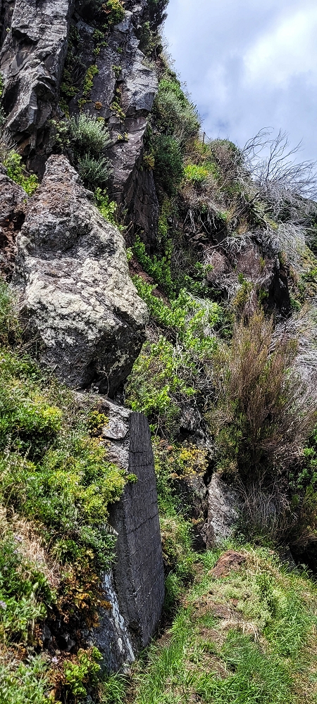 Levada da Pedreira — A cascata e depois pelo corte no terreno até à bacia de armazenamento — foto 1
