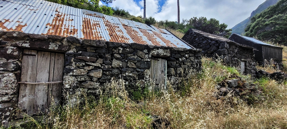 Levada da Pedreira — Os 3 palheiros acima da Eira da Moura — foto 3