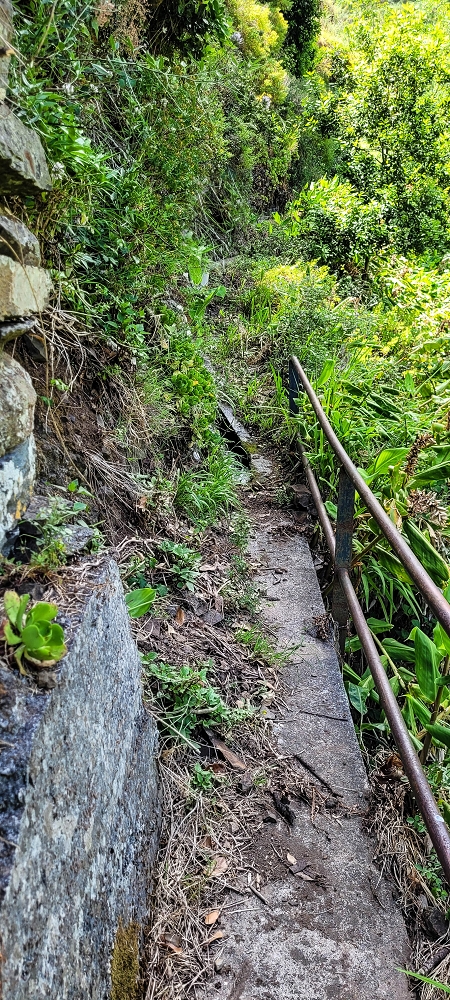 Levada da Eira da Moura — Escadaria da levada e seguimento até ao caminho para Faja das Eguas — foto 3