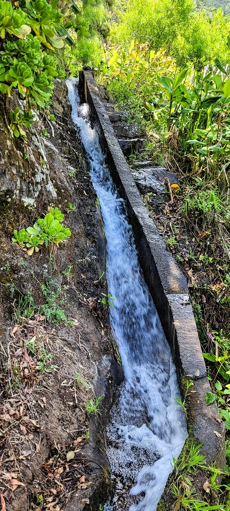 Levada da Eira da Moura — Escadaria da levada e seguimento até ao caminho para Faja das Eguas — foto 1