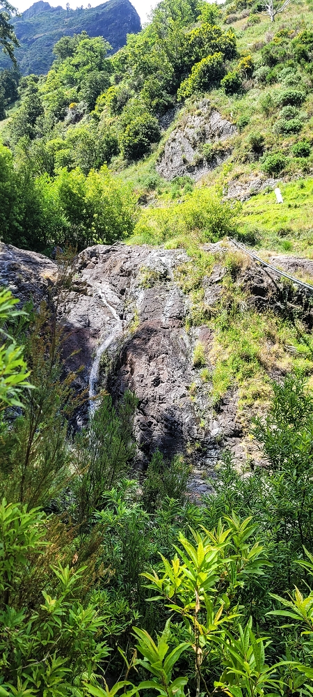 Levada da Eira da Moura — A ponte de tubos sobre a Ribeira da Faja das Eguas — foto 3