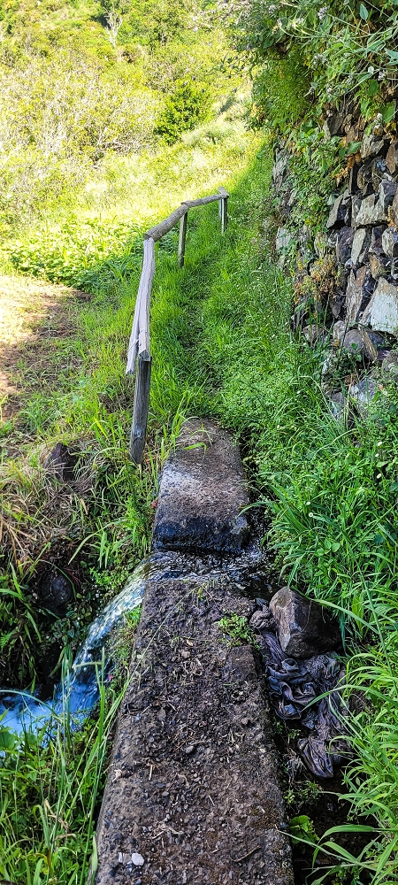 Levada da Faja dos Vinhaticos — Abfluss in die Felder — Foto 1
