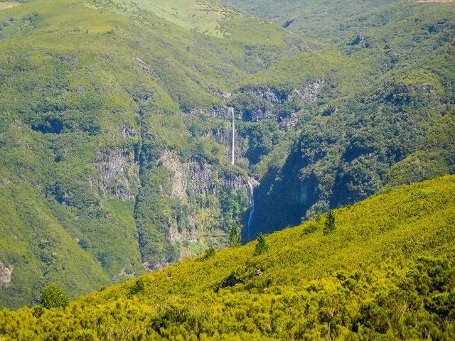 16.08.2017 Suche nach dem Furado Velho über die südliche 'Levada do Furado Velho' — Noch ein Blick zum ungewöhnlich mächtigen Risco-Wasserfall (wegen Bauarbeiten für das neue Speicherbecken) — Foto 1