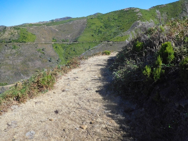 16.08.2017 Suche nach dem Furado Velho über die südliche 'Levada do Furado Velho' — Weiter Abstieg auf dem Lombo do Lumiele — Foto 11