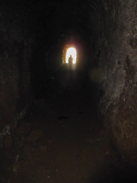 16.08.2017 Suche nach dem Furado Velho über die südliche 'Levada do Furado Velho' — Der Tunnel unter dem Rocadas-Lombo — Foto 5