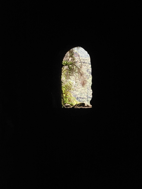 16.08.2017 Suche nach dem Furado Velho über die südliche 'Levada do Furado Velho' — Der Tunnel unter dem Rocadas-Lombo — Foto 8