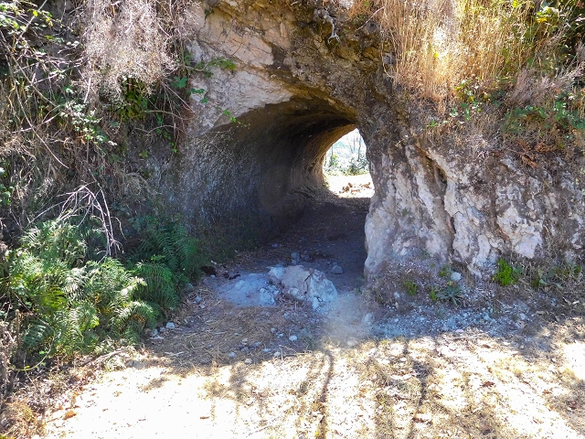 16.08.2017 Suche nach dem Furado Velho über die südliche 'Levada do Furado Velho' — Weiter zum nächsten Lombo mit dem kurzen Tunnel — Foto 6