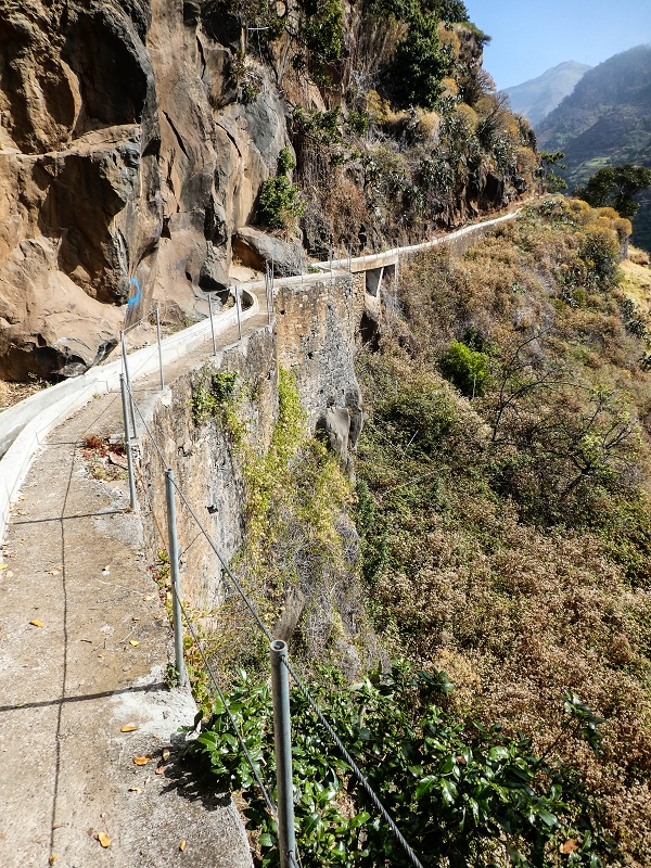 Levada do Coronel — Weiter bis zu den ersten Häusern — Foto 13