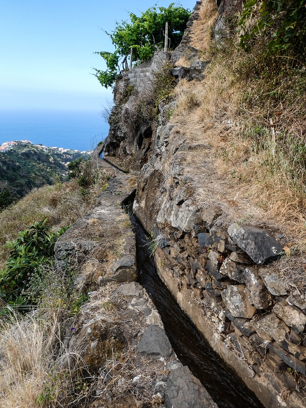 Levada do Coronel — Weiter bis zur ersten Strassenkreuzung — Foto 1