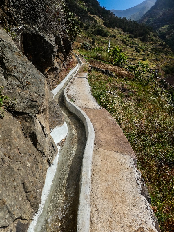 Levada do Coronel — Weiter bis zu den ersten Häusern — Foto 10