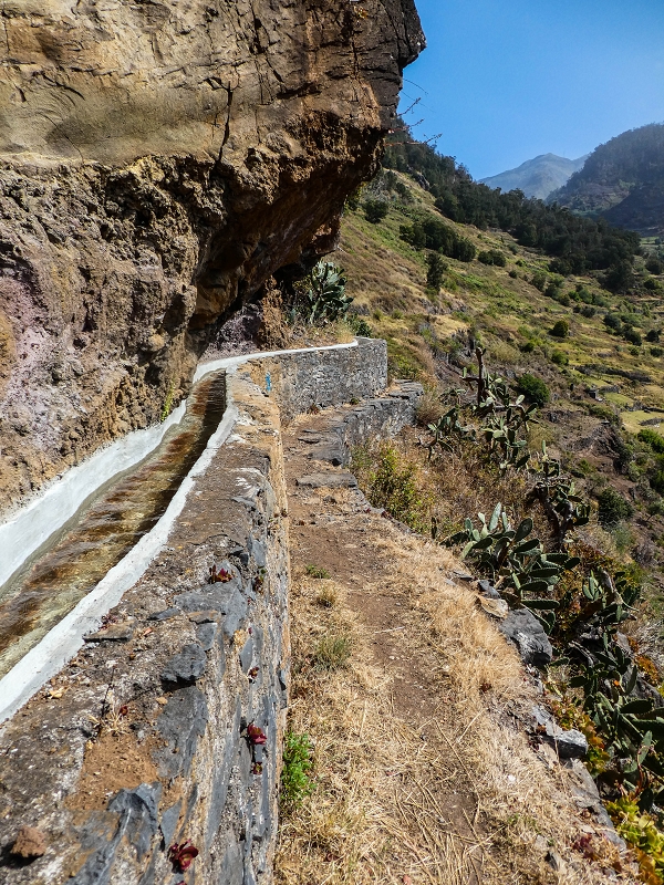 Levada do Coronel — Weiter bis zu den ersten Häusern — Foto 8