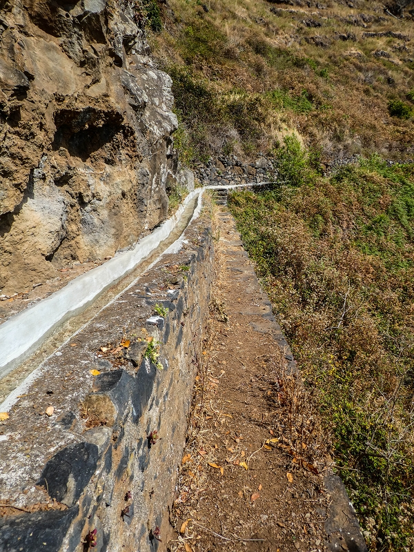 Levada do Coronel — Weiter bis zu den ersten Häusern — Foto 6