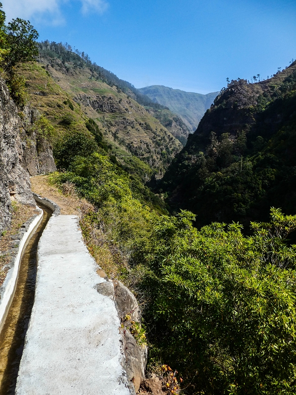 Levada do Coronel — Weiter bis zu den ersten Häusern — Foto 3