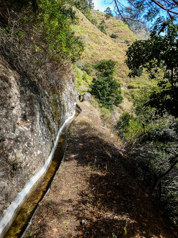 Levada do Coronel — Weiter bis zu den ersten Häusern — Foto 2