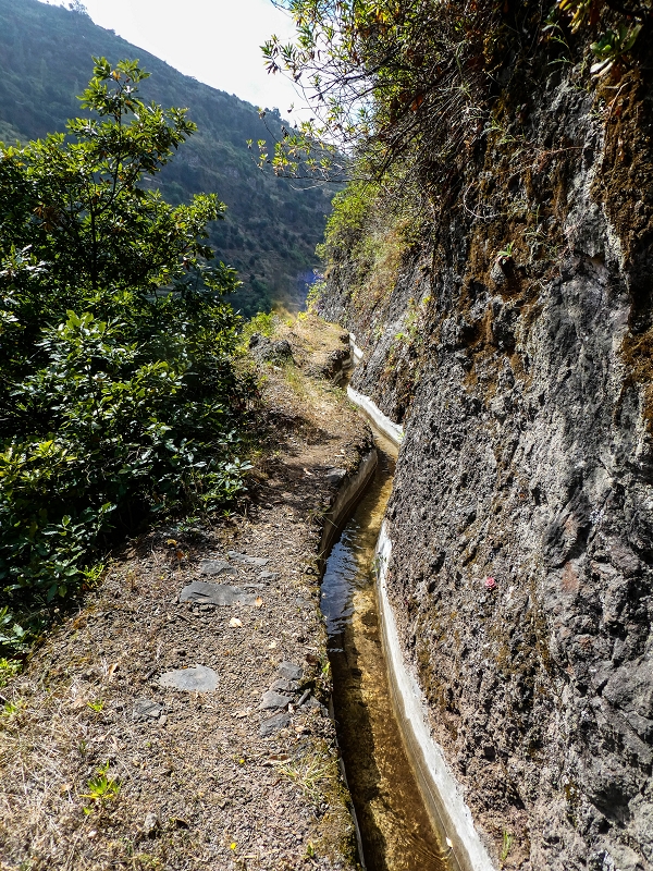 Levada do Coronel — Weiter bis zu den ersten Häusern — Foto 1