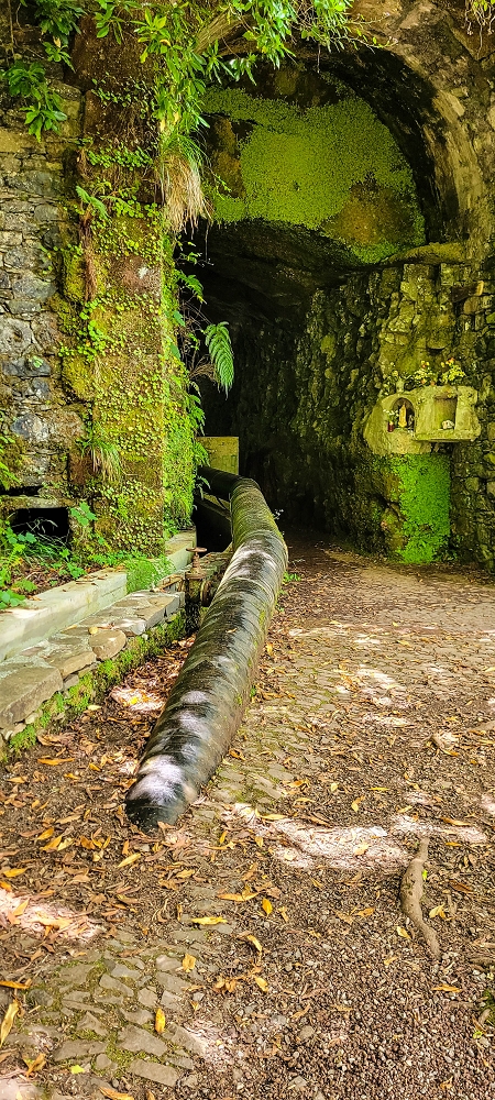 Levada Vinte e Cinco Fontes — Furado Novo: a conduta de água potável — foto 1