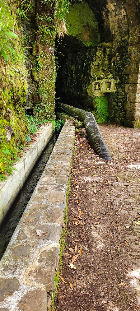 Levada Vinte e Cinco Fontes — Furado Novo: a conduta de água potável — foto 2