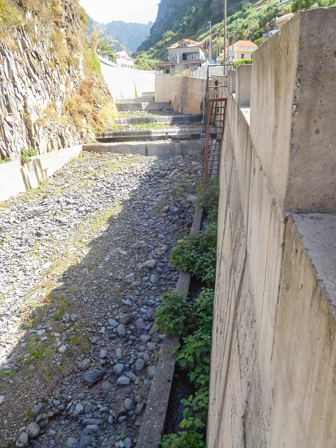 17 de agosto de 2017 3 levadas no vale inferior de Tabua — Início da Levada da Corujeira e o cruzamento da estrada — foto 3