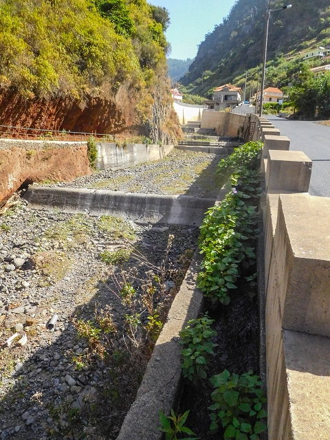 17 de agosto de 2017 3 levadas no vale inferior de Tabua — Início da Levada da Corujeira e o cruzamento da estrada — foto 4