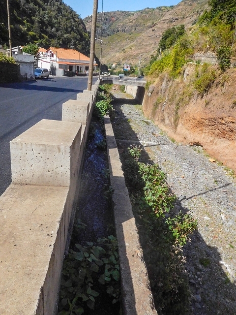 17 de agosto de 2017 3 levadas no vale inferior de Tabua — Início da Levada da Corujeira e o cruzamento da estrada — foto 5