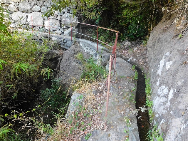 17 de agosto de 2017 3 levadas no vale inferior de Tabua — Em parte coberto de vegetação, em parte sobre pontes, até Corujeira — foto 6