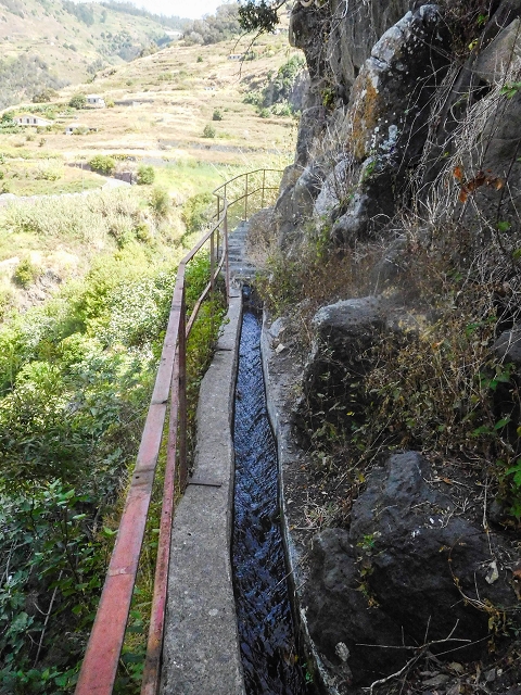 17 de agosto de 2017 3 levadas no vale inferior de Tabua — Em parte coberto de vegetação, em parte sobre pontes, até Corujeira — foto 18