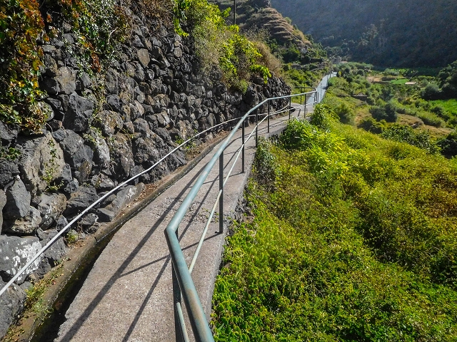 Levada das Voltas — Oberhalb der Felder aussichtsreich und genussvoll — Foto 1