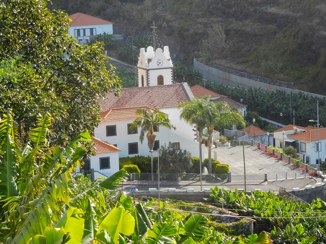 17 de agosto de 2017 3 levadas no vale inferior de Tabua — Subida da rotunda de Tabua à ER-222 e entrada na Levada das Voltas — foto 6