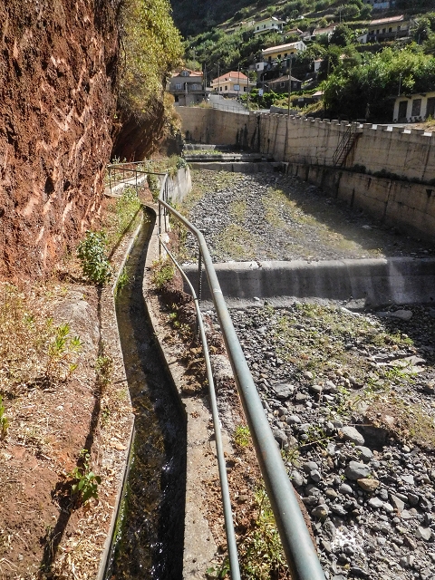 Levada das Voltas — Die ersten Meter bis oberhalb der Strasse — Foto 4