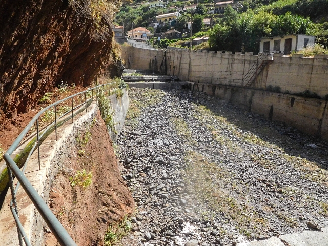 Levada das Voltas — Die ersten Meter bis oberhalb der Strasse — Foto 3