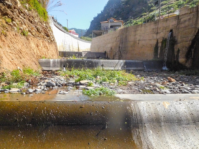 Levada das Voltas — Zuführende Levada mit Wassermühle — Foto 6