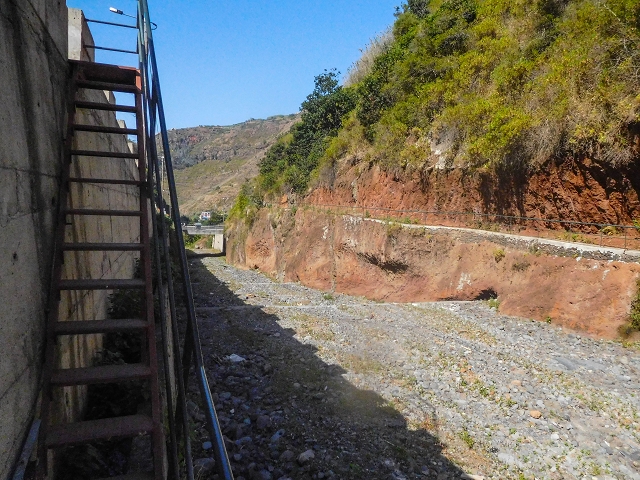 Levada das Voltas — Die ersten Meter bis oberhalb der Strasse — Foto 1