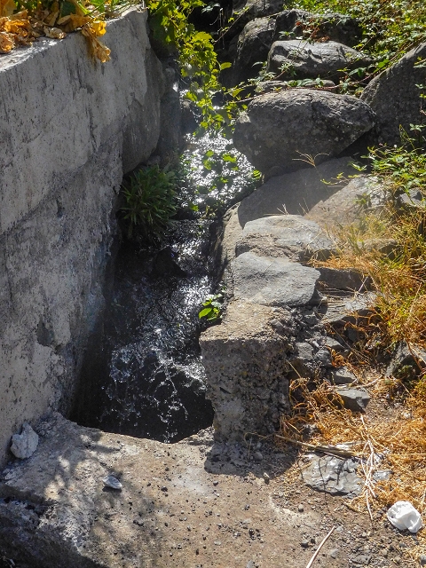 17 de agosto de 2017 3 levadas no vale inferior de Tabua — O antigo aqueduto do Moinho da Terca com a levada de adução — foto 1