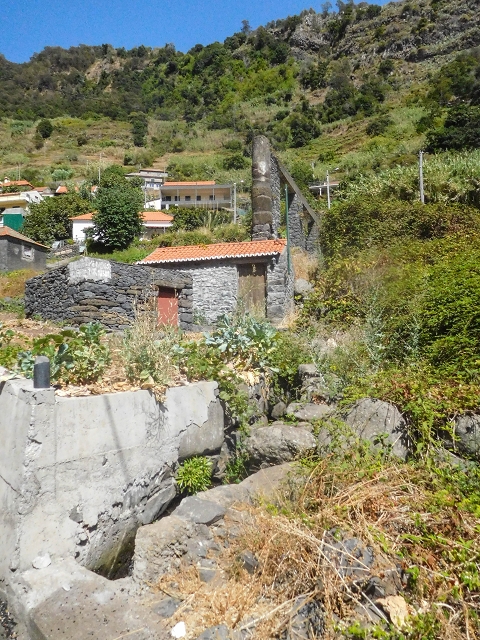 17 de agosto de 2017 3 levadas no vale inferior de Tabua — O antigo aqueduto do Moinho da Terca com a levada de adução — foto 2