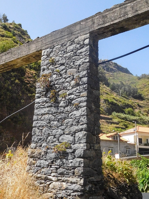 17 de agosto de 2017 3 levadas no vale inferior de Tabua — O antigo aqueduto do Moinho da Terca com a levada de adução — foto 4