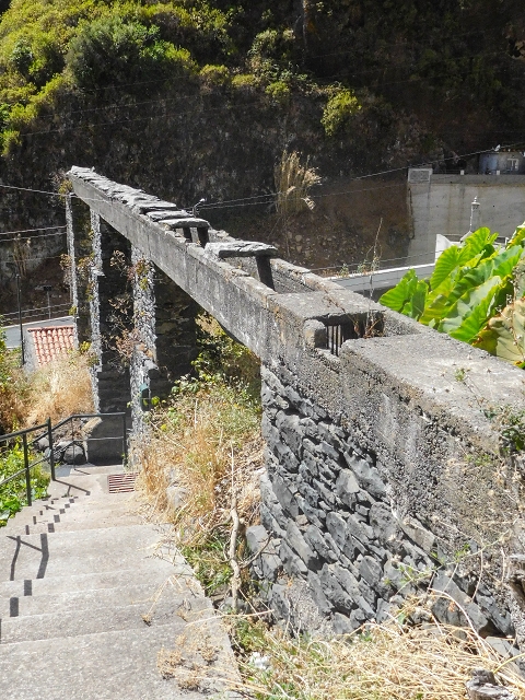 Levada das Voltas — Zuführende Levada mit Wassermühle — Foto 4