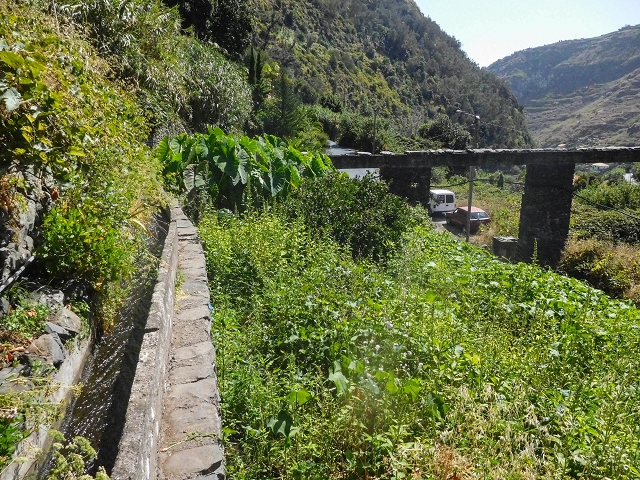 Levada das Voltas — Zuführende Levada mit Wassermühle — Foto 1