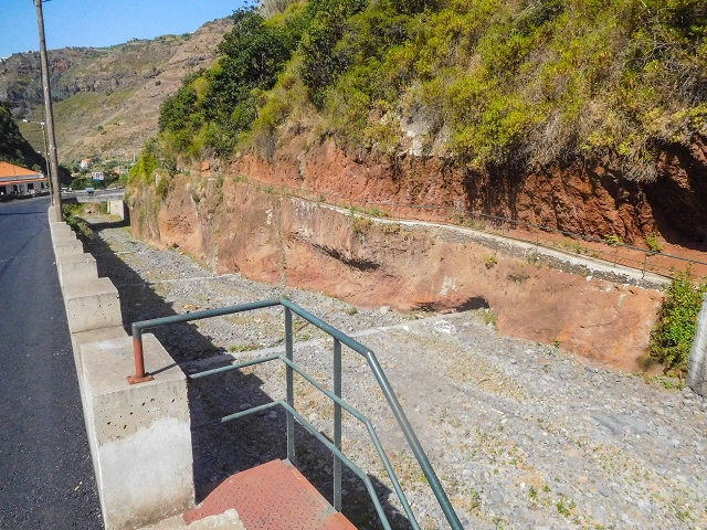 17 de agosto de 2017 3 levadas no vale inferior de Tabua — Início da Levada da Corujeira e o cruzamento da estrada — foto 1